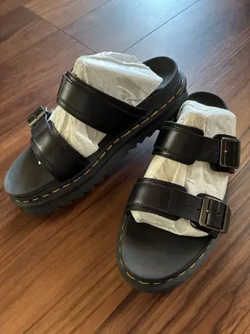 Dr. Martens 블랙 샌들 통굽 UK6