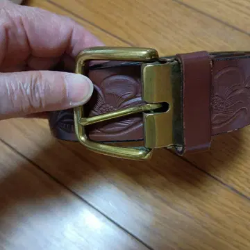 브라운 가죽 조각 무늬 벨트