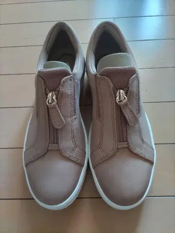 미사용 새상품 Clarks 가죽 스니커즈 베이지 UK5 24 클락스
