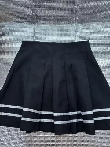 블랙 플리츠 스커트 화이트 스트라이프