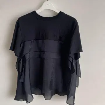 sacai 플레어 반팔 상의