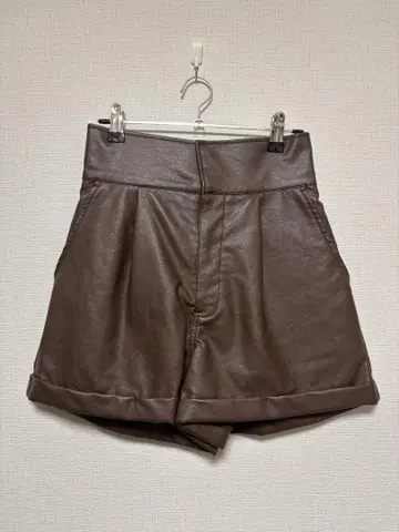 브라운 합성피혁 숏팬츠