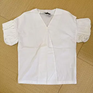새상품급 French pave 퍼프 슬리브 상의