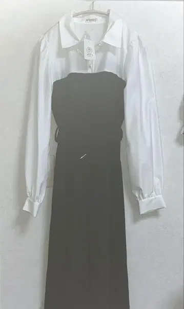 택 포함 미사용 새상품 펄 버튼 블랙 화이트 무릎 기장 원피스