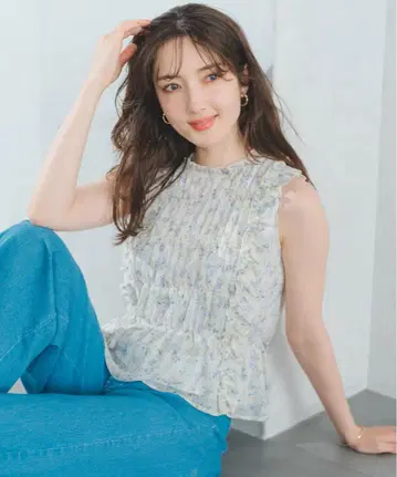 미니 꽃무늬 셔링 슬리브리스 블라우스 화이트 프리 사이즈