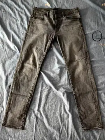 다크 그레이 스키니 데님