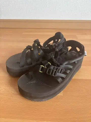 SUICOKE 투모로우랜드 별주 샌들 23cm