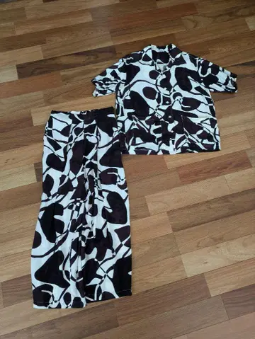 PHEENY RAYON LEAF PRINT GATHERED 셋업