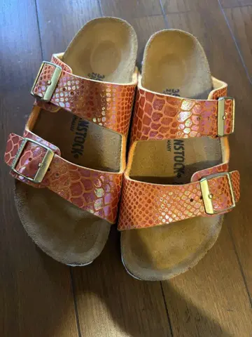 BIRKENSTOCK 오렌지 크로커다일풍 샌들 36