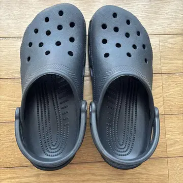 새상품 Crocs 블랙 클로그 샌들 사이즈 6