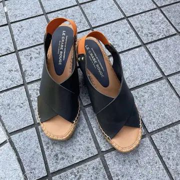 LE CRABE ROUGE 블랙 가죽 웨지 샌들