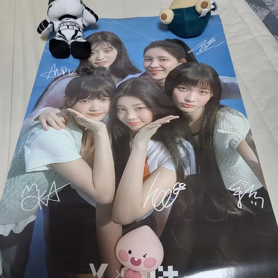 ILLIT | 아일릿 ILLIT Extremely Rare Signed Poster (2) on Bunjang
