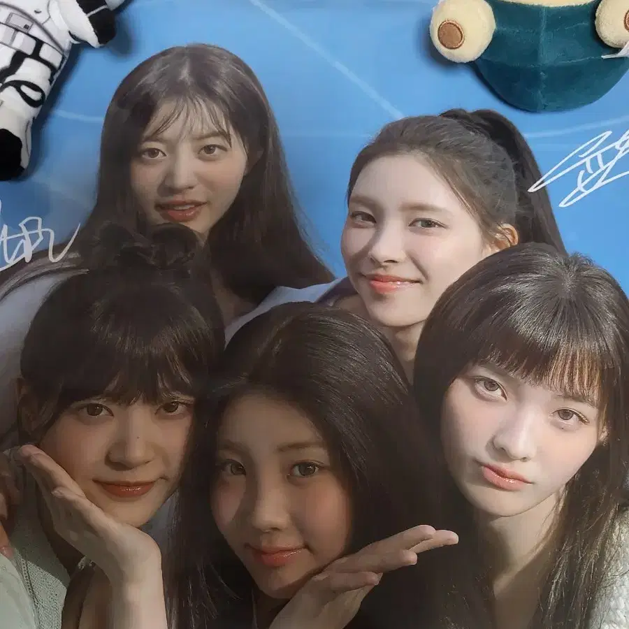 ILLIT | 아일릿 ILLIT Extremely Rare Signed Poster (2) on Bunjang