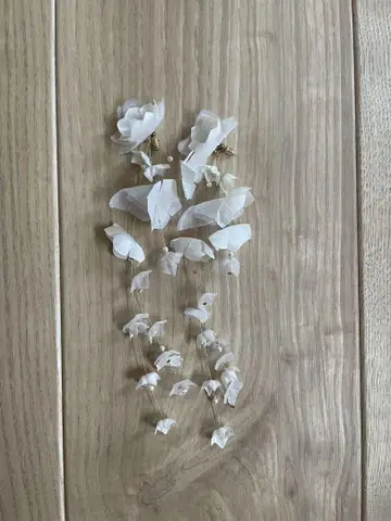 화이트 꽃 모티브 롱 귀걸이