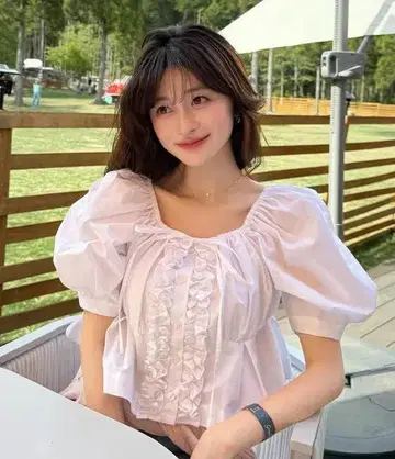 Bibiy. 프릴 블라우스 화이트 비비 Bibiy