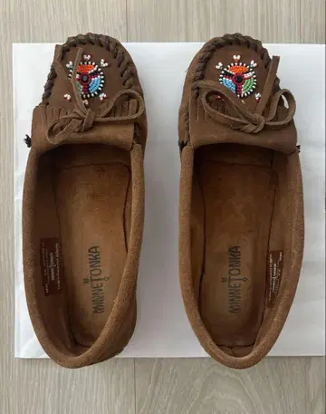 Minnetonka 비즈 장식 모카신 브라운