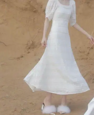 멜트 더 레이디 화이트 롱 드레스 플레어 슬리브