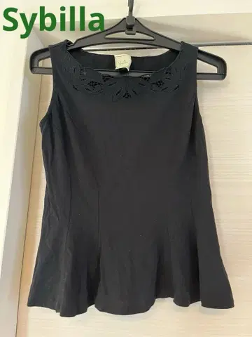 Sybilla 시빌라 레이스 장식 플레어 실루엣 탱크탑 블랙