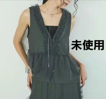 미사용 AIC. 튤 레이어드 상의 차콜 그레이