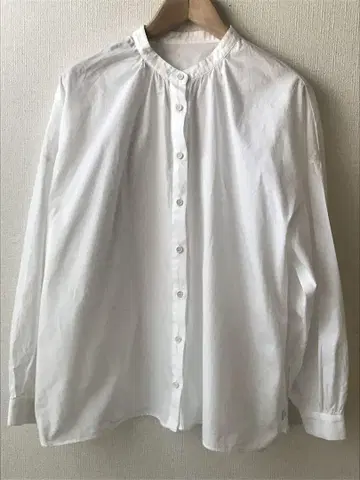 휴일과 시 화이트 블라우스