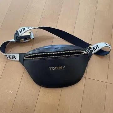 TOMMY 바디백 블랙