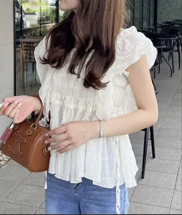 nelliy. 프릴 셔링 블라우스 아이보리