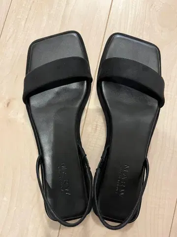MARW 블랙 플랫 샌들