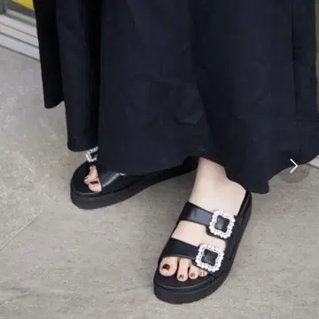 SLOBE IENA 비쥬 장식 블랙 샌들