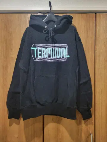 YUKI TERMINAL 후드 부착 맨투맨 블랙