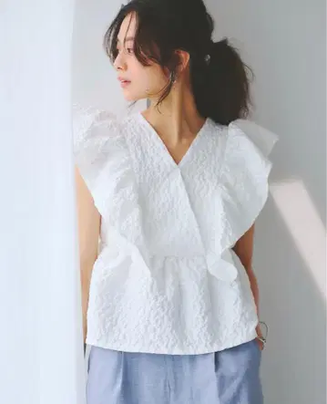 노스탤지어 엠보 자카드 페플럼 블라우스