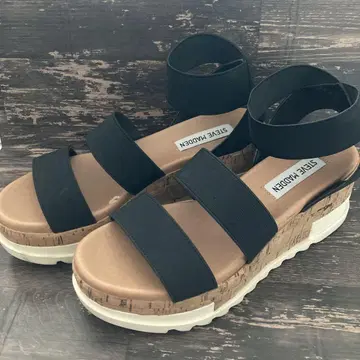 STEVE MADDEN 샌들 타키가와 크리스탈이 착용했던 제품입니다.