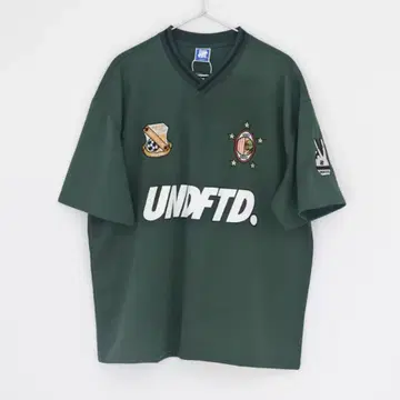 UNDEFEATED 다크 그린 V넥 티셔츠