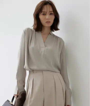 스키퍼넥 프론트 개더 블라우스