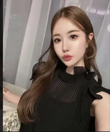 ZARA 프릴 디테일 플리츠 상의