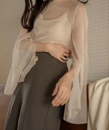 [택 포함 새상품] mideal sheer flare blouse