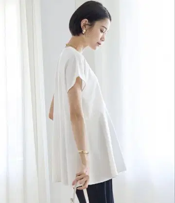 UNFILO BEAUTY FORM 페플럼 티셔츠