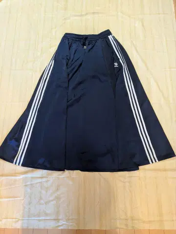 adidas 네이비 플레어 스커트 3 라인