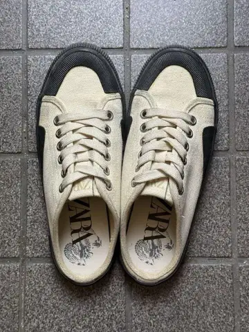 자라 아이보리 블랙 스니커즈
