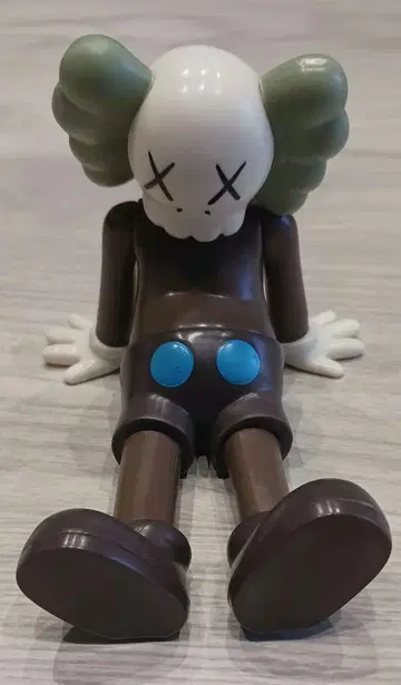 KAWS 캐릭터 피규어 스컬 디자인