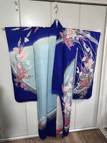 파란색 꽃무늬 후리소데
