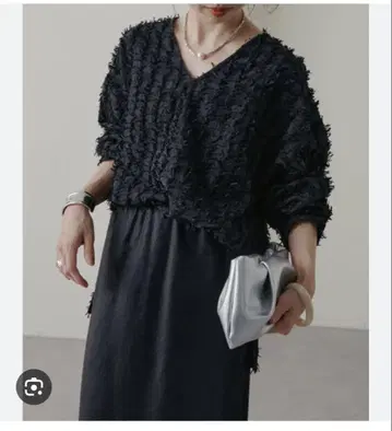 프릴 디자인 블랙 긴팔 셔츠