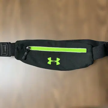 Under Armour 힙색 블랙/그린