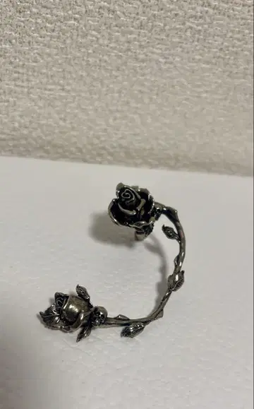 Alexander McQueen 이어커프 장미