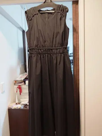 허리 라인이 돋보이는 한여름 폭시 프리미어 네 블랙 슬리브리스 원피스