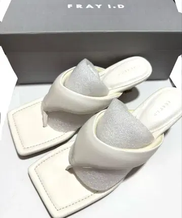 FRAY I.D 프레이아이디 스퀘어 쪼리 샌들 화이트 37
