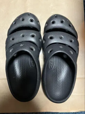 KEEN 블랙 샌들 요기