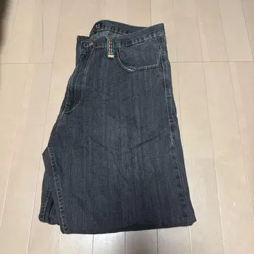 다크 그레이 스트레이트 레그 데님