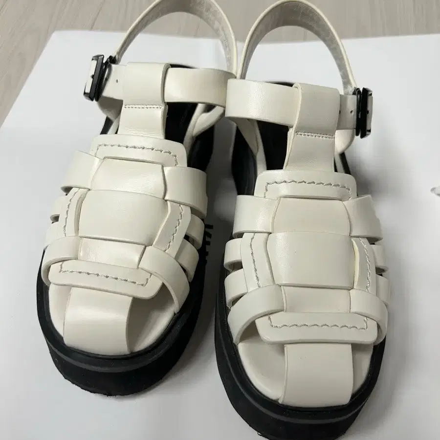 SUECOMMA BONNIE | 슈콤마보니 Suecomma Bonnie Sandals (240