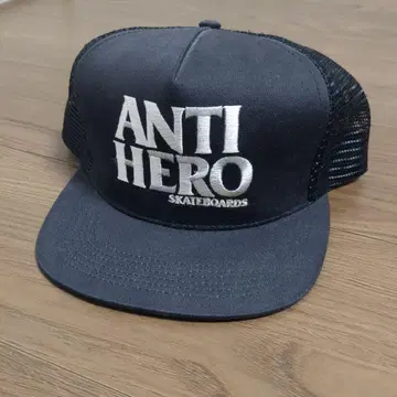 ANTI HERO 블랙 트래커 캡