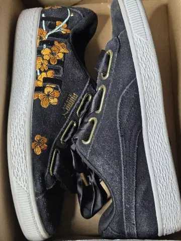 PUMA 블랙 꽃무늬 자수 스니커즈